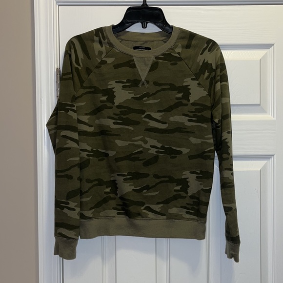⭐️SALE⭐️ ⭐️NWOT Camo lucky brand crewneck - Picture 6 of 9